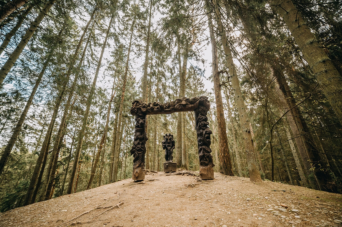 „Raganų kalno“ medinių skulptūrų ekspozicija Juodkrantėje